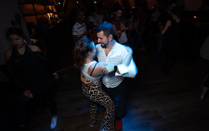Tänzer auf der Tanzfläche in Spotlight in Wien Salsa