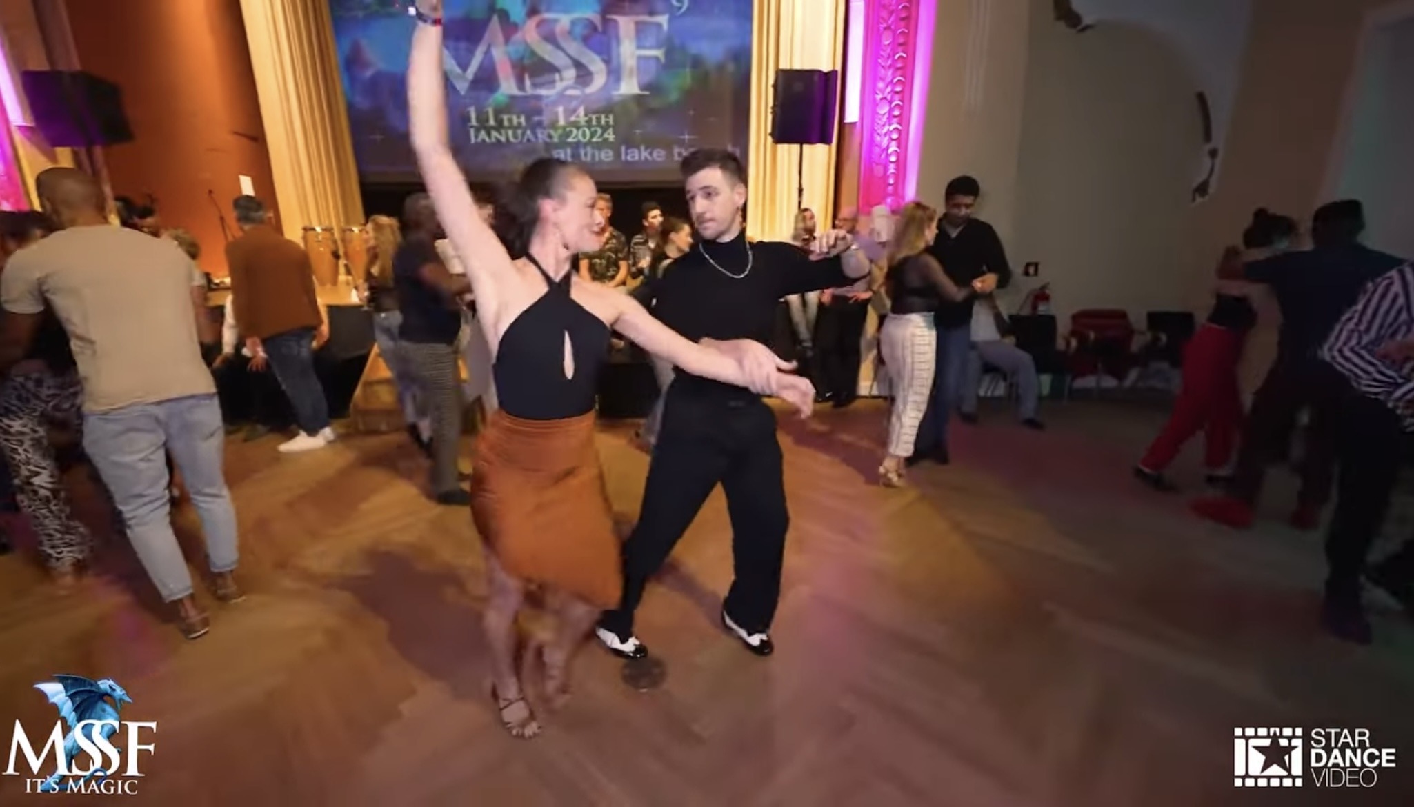 Zwei Tänzer beim Social tanzen auf einer Salsa Party