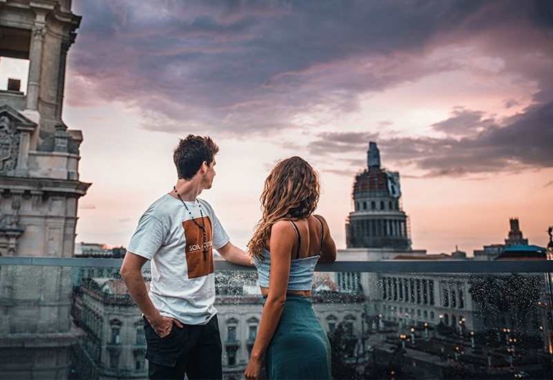 Paar schaut über das Capitolio in Havanna Cuba